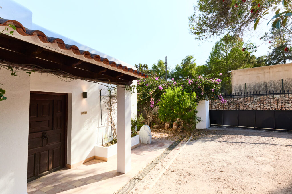 Entrance 3 - Can Pardis